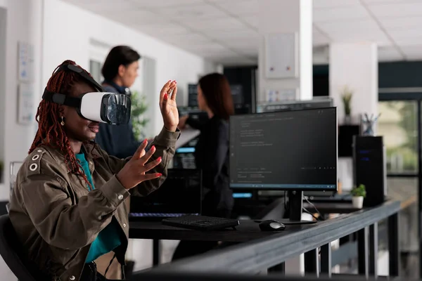 African American System Engineer Wearing Virtual Reality Goggles Working Develop — Stock Photo, Image
