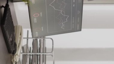 Dikey video: Şirket bürosu dijital ajans için bilgisayarlı masalar, yaratıcı işi olan çalışanlar için boş iş alanları. Profesyonel yönetim kurulundaki ofislerle ortak çalışma alanı.