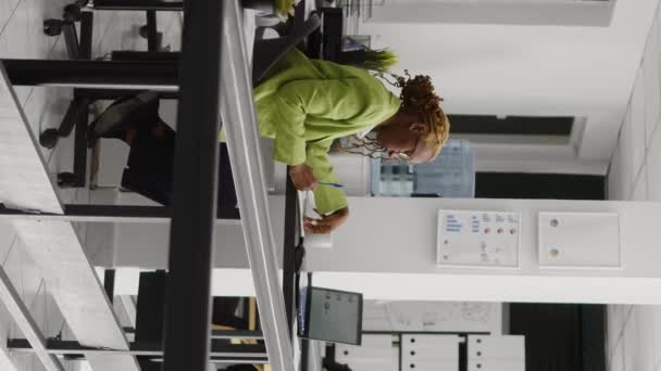 Вертикальное Видео Женщина Предприниматель Проверяет Годовой Отчет Экране Планируя Бизнес — стоковое видео