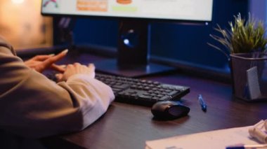 Finansal rapor oluşturmak için araştırma verileri yazan genç bir kadın, kurumsal ofiste şemalar hakkında istatistikler yazıyor. İşletme kârını arttırmak için yatırım üzerinde çalışan danışman ajan. Kapat..