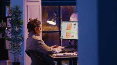 İş kadını bilgisayardaki grafiklerle online raporu analiz ediyor, başlangıç yatırımı ve gelişimi planlıyor. İdari ajan yeni fikirler geliştiriyor, araştırma projesi hakkında finansal veriler yazıyor.