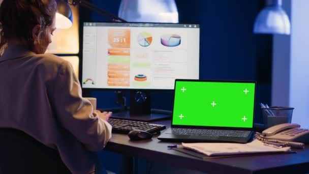 Бизнес Менеджер Работающий Зеленым Экраном Ноутбуке Сидящий Рабочим Столом Смотрящий — стоковое видео