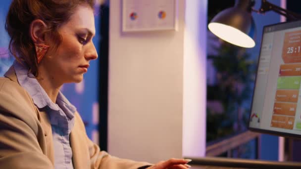 Белая Женщина Работающая Над Диаграммами Докладывает Столом Смотрит Экран Компьютера — стоковое видео