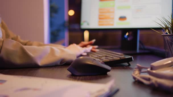Office Worker Planning Financial Investment Night Using Computer Deadline Woman — Vídeo de Stock