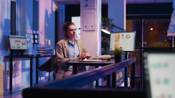 Geschäftsfrau Schläft Schreibtisch Ein Arbeitet Nach Feierabend Und Gähnt Der — Stockvideo