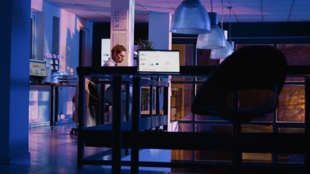Executive Assistent Lämnar Skrivbordsjobb Efter Timmar Arbetar Sent Natten Efter — Stockvideo