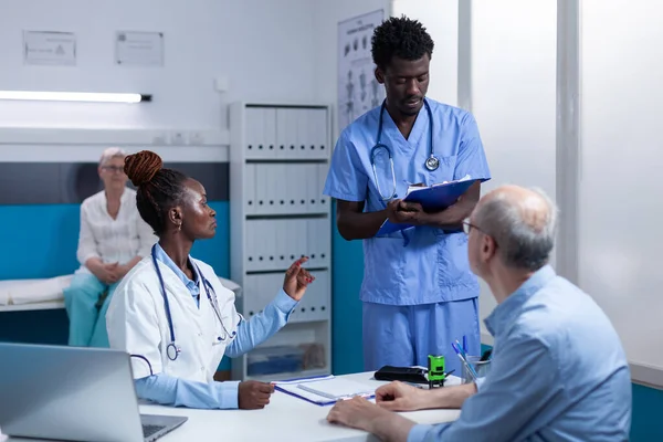 Personnel Hôpital Santé Afro Américain Examine Dossier Des Patients Âgés — Photo
