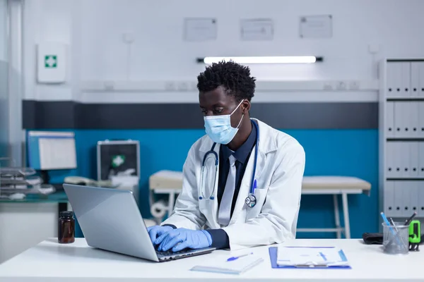 Experte Für Gesundheitseinrichtungen Mit Laptop Patientenakten Prüfen Klinik Spezialist Verschreibt — Stockfoto