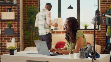 Ofis çalışanı evdeki bilgisayarda internete bakıyor, pazarlama raporu oluşturmak için şirket istatistiklerini araştırıyor. Yeni uzak meslek öğrenen kız öğrenci, dijital serbest çalışma.