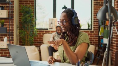 İnternetteki video konferansında insanlarla konuşan bir kadın iş hakkında konuşmak için uzaktan video konferans görüşmesine katılıyor. Uzaktan ev, internet telekonferansı gibi bağımsız işler yapıyor..