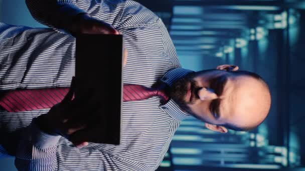 Vídeo Vertical Especialista Infraestrutura Masculina Usando Tablet Para Digitalização Hardware — Vídeo de Stock