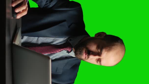 Pionowe Wideo Biznesmen Nad Zielonym Ekranie Uczucie Zmęczenia Stresu Siedzi — Wideo stockowe