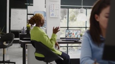 Takım lideri internet üzerinden bilgisayar konferansında şirket çalışanlarıyla büyüme hakkında konuşuyor. Kadın girişimci telekonferans görüşmesinde sohbet ediyor, iş yerinde video görüşmesi yapıyor..