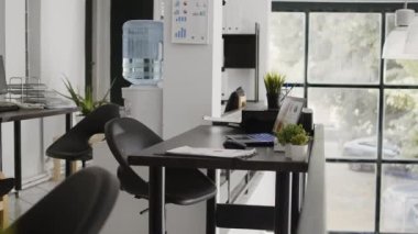 Çalışma masası ve çalışma masası olan boş şirket ofisi, belge ve bilgisayarlarla dolu iş geliştirme alanı. Şirket odası kariyer geliştirme ve başarı için kullanılıyor.