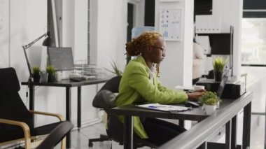Bilgisayarda online analitik kullanarak araştırma projesi planlayan Afrikalı Amerikalı bir ofis çalışanı. Kadın yönetici istatistikleri kullanarak yeni yatırım raporu ve iş kariyeri geliştirme planları yapıyor.