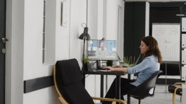 Web kamerasında video konferans kullanan bayan çalışan, online telework video konferansında müdürle konuşuyor. Ofis çalışanı genç adamla uzaktan telekonferansta büyüme hakkında sohbet ediyor..