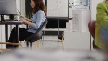 İş kadını bilgisayarda yatırım planını kontrol ediyor, kazancı artırmak için yaratıcı çözüm için yıllık veri raporuna bakıyor. Analizlerle geliştirme planlayan genç çalışanlar. El kamerasıyla..