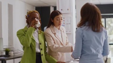 Ofis çalışanları şirket yatırımını planlamadan önce pazarlama vizyonunu tartışıyorlar. İş kadınları yıllık veri raporunu ve işbirliğini analiz ediyor.