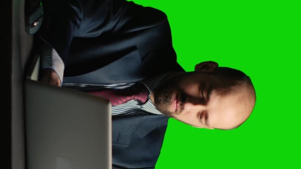 Pionowe Wideo Executive Manager Pomocą Laptopa Zielonym Tle Ekranu Przy — Wideo stockowe