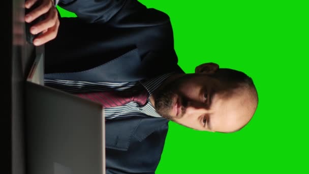 Vertical Video Office Employee Answering Phone Call Green Screen Posing — Vídeo de Stock