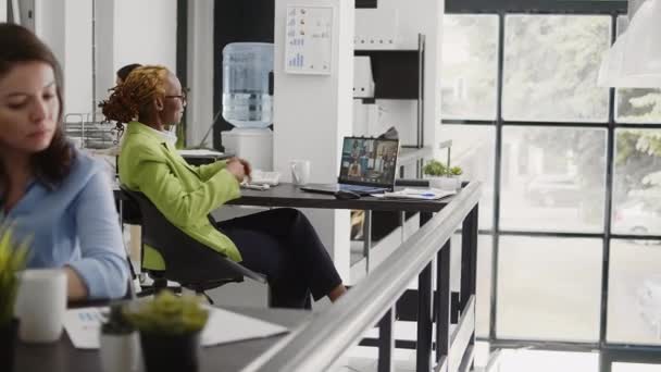 Молодий Співробітник Відвідує Брифінг Зустрічі Сидячи Офісним Столом Коворкінгу Жінка — стокове відео