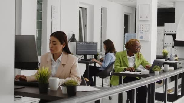业务经理计划领导战略在办公室 看年度报告的统计数字 以增加利润 从事成功投资和公司成果工作的年轻女雇员 — 图库视频影像