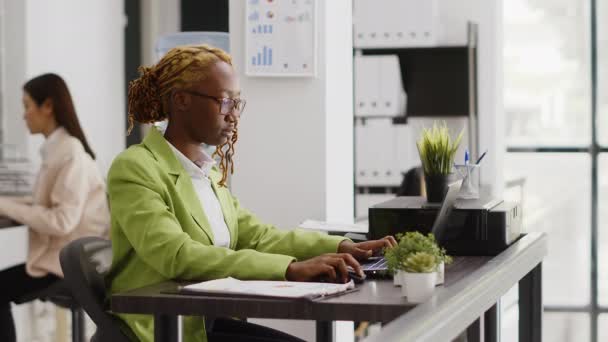 비즈니스 여성은 노트북의 데이터 통계를 분석하고 프로젝트를 점검하여 회사의 이익을 — 비디오