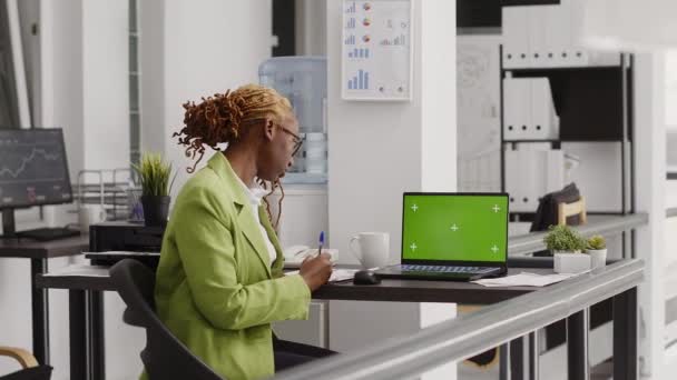 Young Manager Analyzing Greenscreen Template Laptop Using Chroma Key Display — Video Stock