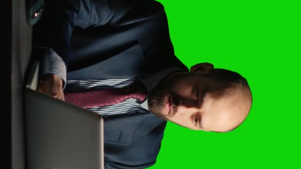 Вертикальное Видео Обеспокоенный Человек Совершающий Ошибку Зеленого Экрана Чувствующий Злость — стоковое видео
