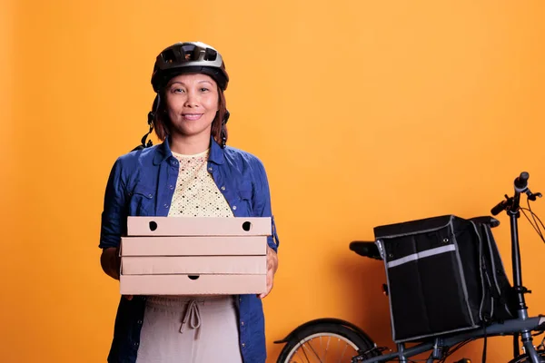 Portrait Deliverywoman Wearing Helmet Pizzeria Uniform Carrying Pizza Cardboxes Takeaway — Foto Stock