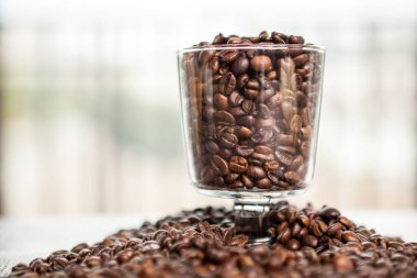 Cam kahve fincanı kahve çekirdekleri içinde üzerinde fotoğrafı kapatın. Sabah serinletici içecek