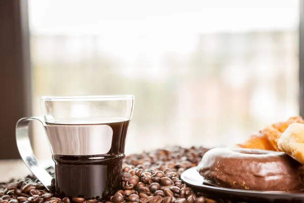 Kahve Çekirdekleri Çörek Kahve Bir Fincan Kadar Fotoğraf Kapatmak — Stok fotoğraf
