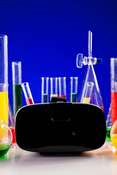 Chemie Lab Instellen Een Tabel Met Een Headset Ernaast Glaswerk — Stockfoto