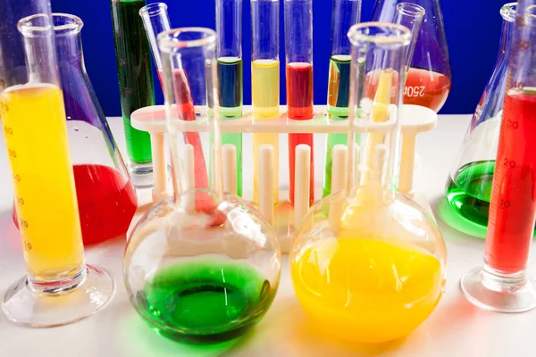 Chemie Lab Instellen Een Tabel Blauwe Achtergrond Glaswerk Biologie Apparatuur — Stockfoto