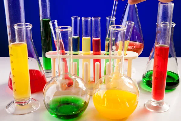 Chemie Lab Instellen Een Tabel Blauwe Achtergrond Glaswerk Biologie Apparatuur — Stockfoto