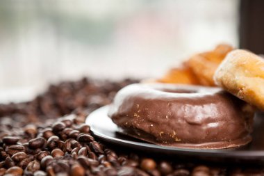 Kahve çekirdekleri, çörek ve kahve bir fincan kadar fotoğraf kapatmak