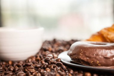 Kahve çekirdekleri, çörek ve kahve bir fincan kadar fotoğraf kapatmak