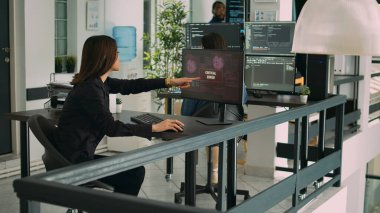 Yazılım geliştiricileri hacklenen çevrimiçi sistemle ilgileniyor, bilgisayardaki kritik hataya bakıyor. Veritabanını kaydeden kodlayıcılar ve ağ üzerinde programlama bilgileri, o geliştirme ajansı.