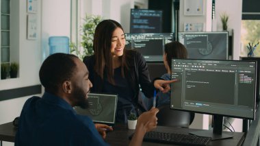 Çeşitli programcılar veritabanını kodladıktan sonra bulut hesaplama başarısını kutlayarak beşlik hareketi yapıyorlar. Yazılım dili ile başarılı bir güvenlik duvarı sunucusu geliştirme.