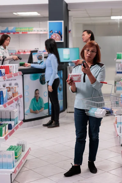 Client Pharmacie Tenant Paquet Pilules Cardiologie Regardant Bouteille Médicament Achat — Photo