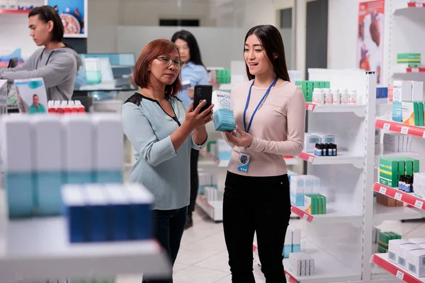 Pharmacist Working Medical Shop Elderly Customer Helping Woman Find Prescription — Stock Photo, Image