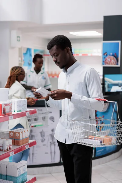 Africký Zákazník Nakupování Lékárně Nákup Doplňků Čtení Návodu Tabletu Balení — Stock fotografie