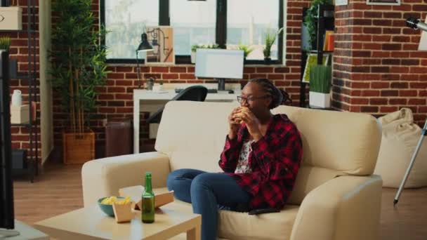 Young Woman Enjoying Cheeseburger Beer Home Ordering Fast Food Takeaway — 비디오