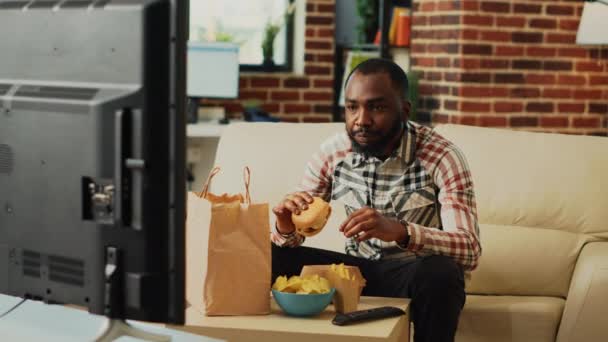 Afro Americano Divertindo Comendo Hambúrgueres Bebendo Cerveja Assistindo Filme Comédia — Vídeo de Stock
