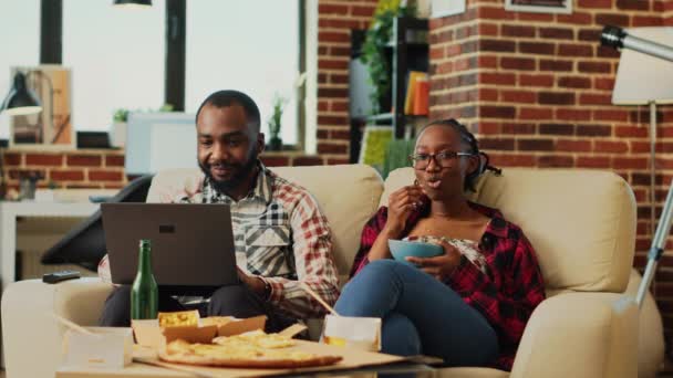 Cuplu Vesel Uitându Televizor Împreună Acasă Prietenul Navigând Internet Laptop — Videoclip de stoc