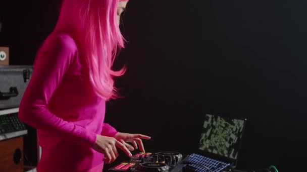 Asian Having Fun Mixing Eletronic Music Techno Using Professional Turntables — стоковое видео