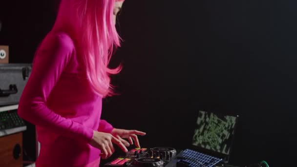 Asian Having Fun Mixing Eletronic Music Techno Using Professional Turntables — Stock videók
