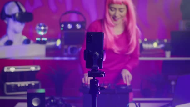 Uitvoeren Opname Song Proces Met Telefoon Camera Mixen Masteren Van — Stockvideo