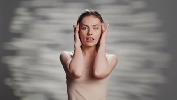 Позитивна Ніжна Жінка Застосовує Крем Обличчя Реклами Створюючи Рутинну Кампанію — стокове відео