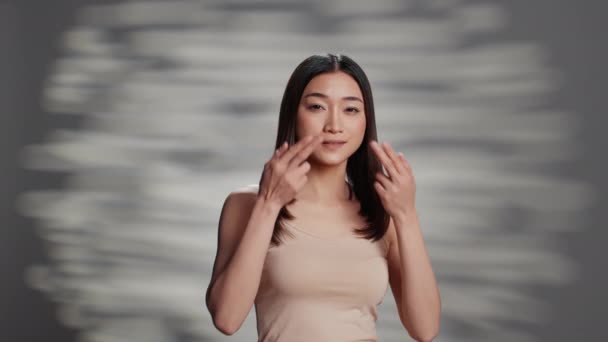 Modelo Asiático Usando Creme Hidratante Pele Nua Criando Campanha Publicidade — Vídeo de Stock